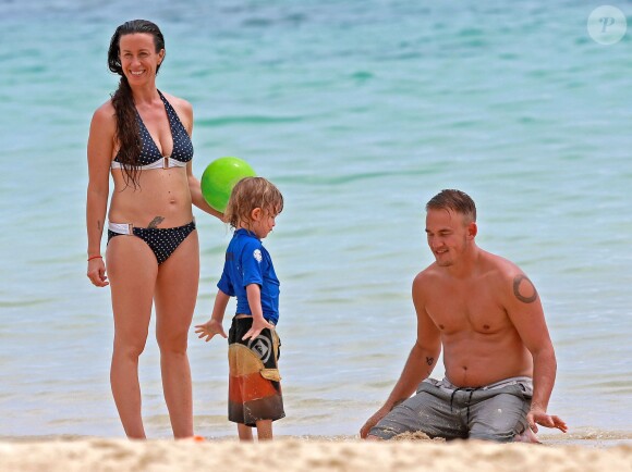 Exclusif - Alanis Morissette, son mari Mario Treadway et leur fils Ever profitent de la plage à Maui le 3 mai 2014.