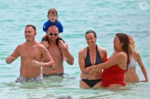 Exclusif - Alanis Morissette, son mari Mario Treadway et leur fils Ever profitent de la plage à Maui le 3 mai 2014.