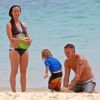 Exclusif - Alanis Morissette, son mari Mario Treadway et leur fils Ever profitent de la plage à Maui le 3 mai 2014.
