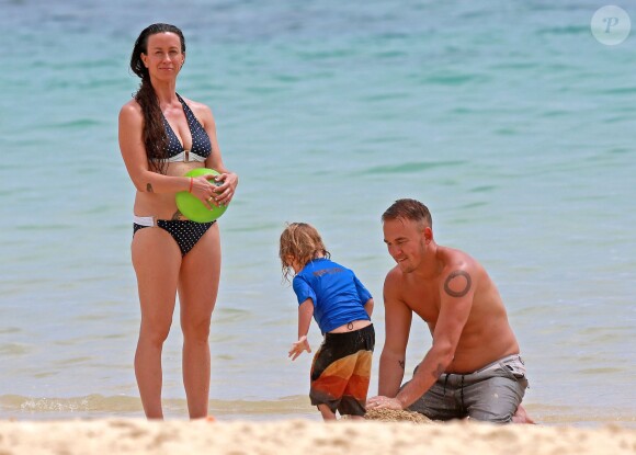 Exclusif - Alanis Morissette, son mari Mario Treadway et leur fils Ever profitent de la plage à Maui le 3 mai 2014.