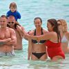 Exclusif - Alanis Morissette, son mari Mario Treadway et leur fils Ever profitent de la plage à Maui le 3 mai 2014.