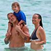 Exclusif - Alanis Morissette, son mari Mario Treadway et leur fils profitent de la plage à Maui le 3 mai 2014.