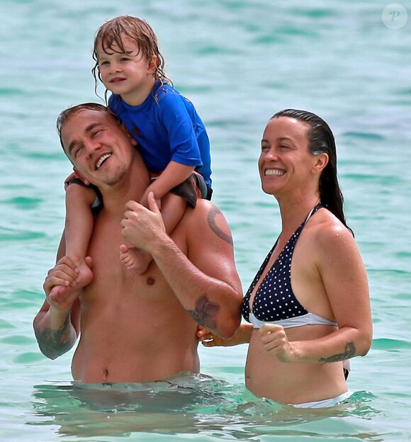 Exclusif - Alanis Morissette, son mari Mario Treadway et leur fils profitent de la plage à Maui le 3 mai 2014.
