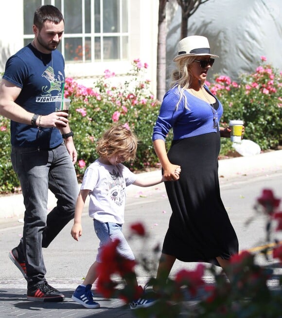 Christina Aguilera (enceinte) avec son fils et son fiancé Matt Rutler dans les rues de Los Angeles, le 11 mai 2014. 