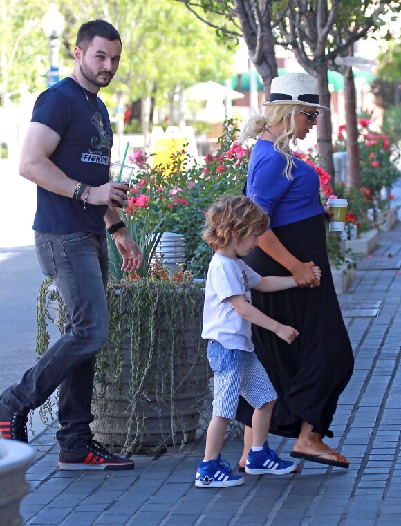 Christina Aguilera (enceinte) en compagnie de son fiancé Matt Rutler et de son fils Max à Los Angeles, le 11 mai 2014.