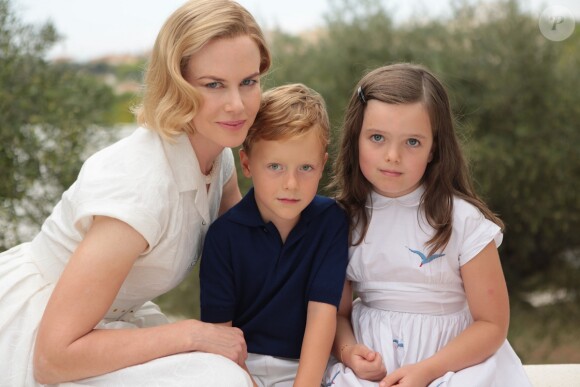 Grace avec ses deux enfants, dont la fictive Stéphanie à droite dans le film Grace de Monaco.
