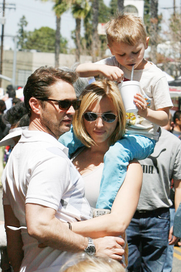 L'acteur Jason Priestley, sa femme Naomi et leurs enfants Ava et Dashiell au Farmers Market de Studio City, Los Angeles, le 11 mai 2014.