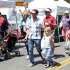 Jason Priestley, sa femme Naomi et leurs enfants Ava et Dashiell au Farmers Market de Studio City, Los Angeles, le 11 mai 2014.