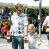 Jason Priestley, sa femme Naomi et leurs enfants Ava et Dashiell au Farmers Market de Studio City, Los Angeles, le 11 mai 2014.