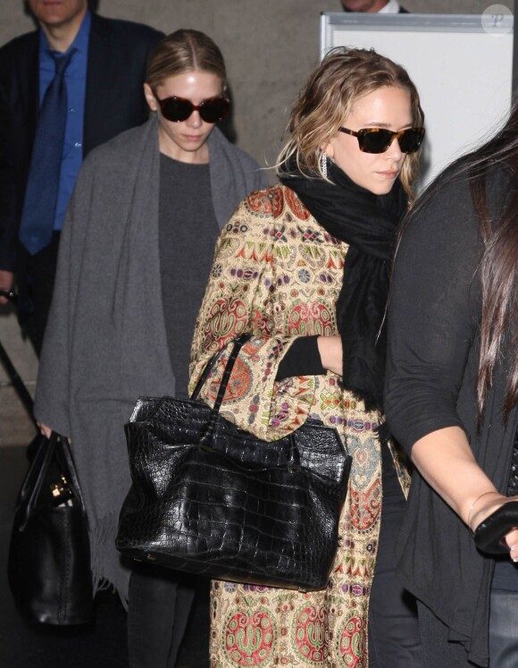 Ashley et Mary-Kate Olsen arrivent à l'aéroport LAX de Los Angeles. Le 7 mai 2014.