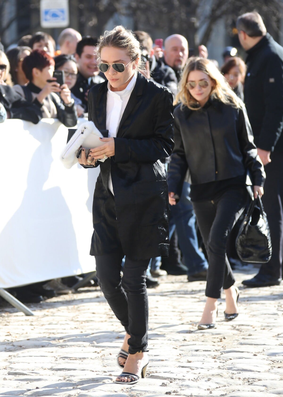 Photo Mary Kate Et Ashley Olsen Au D fil Louis Vuitton Paris Le 5 photo-mary-kate-et-ashley-olsen-au-d-fil-louis-vuitton-paris-le-5