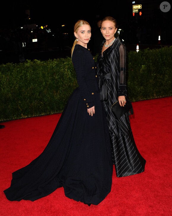 Ashley et Mary-Kate Olsen lors du Met Gala au Metropolitan Museum of Art. New York, le 5 mai 2014.