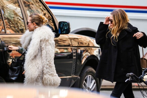 Mary-Kate et Ashley Olsen dans le quartier de West Village à New York. Le 15 mars 2014.