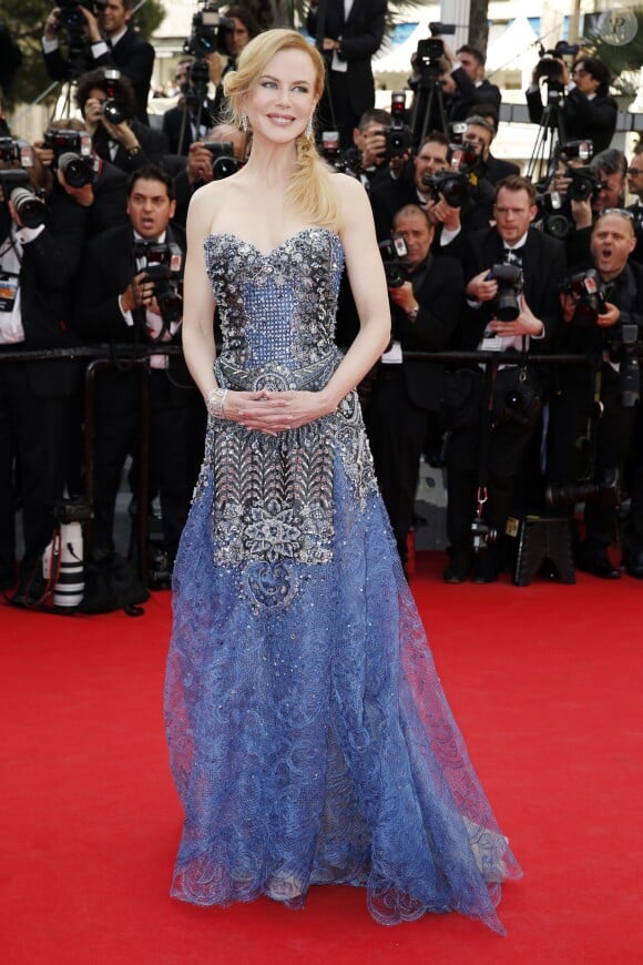 Nicole Kidman lors de la montée des marches du film Grace de Monaco pour l'ouverture du 67e Festival du film de Cannes, le 14 mai 2014.