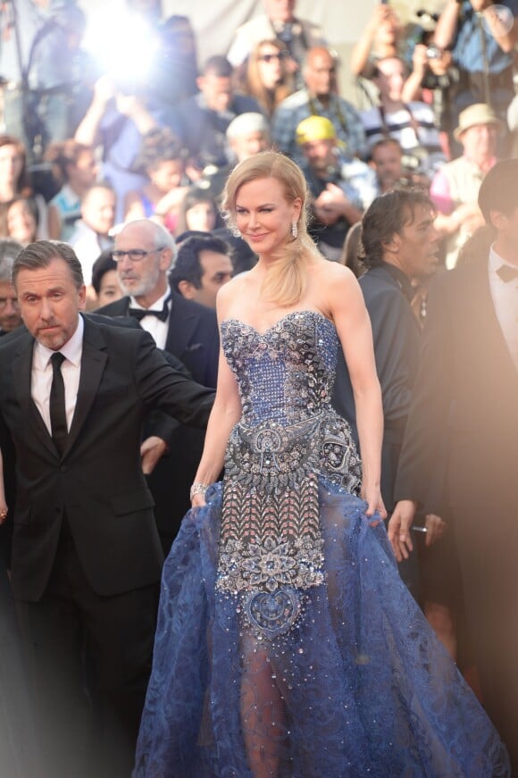 Nicole Kidman en Armani Privé Montée des marches du film "Grace de Monaco" pour l'ouverture du 67e Festival du film de Cannes le 14 mai 2014.