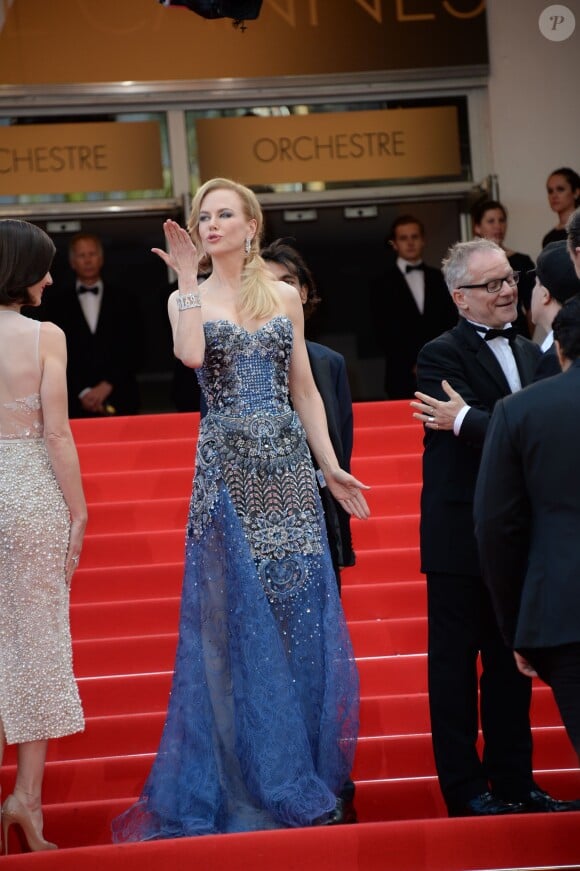 Nicole Kidman à la montée des marches du film "Grace de Monaco" pour l'ouverture du 67e Festival du film de Cannes le 14 mai 2014.