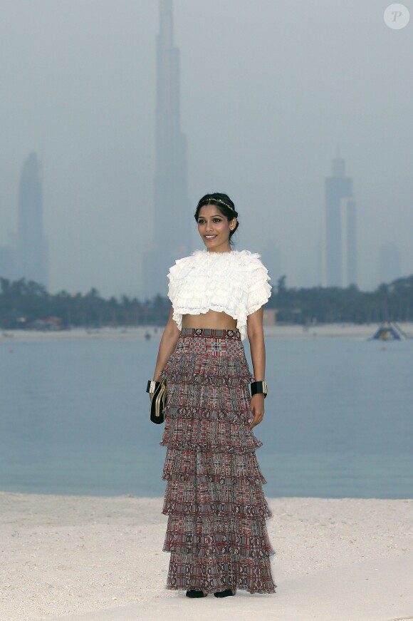Freida Pinto assiste au défilé Croisière Chanel organisé à Dubaï le 13 mai 2014