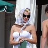 Pamela Anderson et son mari Rick Salomon au bord de la piscine de l'Eden Roc hotel à Antibes, le 16 mai 2014.