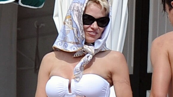 Pamela Anderson, bombe rétro à Cannes : Farniente de luxe avec son homme