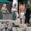 Pamela Anderson et son mari Rick Salomon se relaxent au bord de la piscine à l'Eden Roc hotel d'Antibes, le 16 mai 2014.