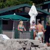 Pamela Anderson et son mari Rick Salomon se relaxent au bord de la piscine à l'Eden Roc hotel d'Antibes, le 16 mai 2014.