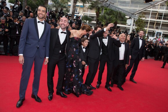 Tarek Boudali, Julien Arruti, Clotilde Courau (Princesse de Savoie), Enzo Tomasini, Gérard Jugnot, Alice David et Vincent Desagnat - Montée des marches du film "Dragon 2" lors du 67e Festival du film de Cannes le 16 mai 2014