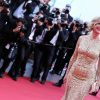 Michèle Laroque dans sa robe rebrodée de sequins dorés signée Zuhair Muraid et avec ses bijoux, une bague et des boucles d'oreilles Montblanc Princesse Grace de Monaco Pétale entrelacés en or rose et diamants - Montée des marches du film "Dragon 2" lors du 67e Festival du film de Cannes le 16 mai 2014.