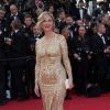 Michèle Laroque dans sa robe rebrodée de sequins dorés signée Zuhair Muraid et avec ses bijoux, une bague et des boucles d'oreilles Montblanc Princesse Grace de Monaco Pétale entrelacés en or rose et diamants - Montée des marches du film "Dragon 2" lors du 67e Festival du film de Cannes le 16 mai 2014.