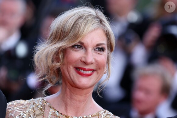 Michèle Laroque dans sa robe rebrodée de sequins dorés signée Zuhair Muraid et avec ses bijoux, une bague et des boucles d'oreilles Montblanc Princesse Grace de Monaco Pétale entrelacés en or rose et diamants - Montée des marches du film "Dragon 2" lors du 67e Festival du film de Cannes le 16 mai 2014.