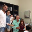 Mauricio 'Shogun' Rua, star de l'UFC, chez le pédiatre avec ses princesses, son épouse Renata et leurs filles Yasmin et Maria Eduarda, 4 ans, en avril 2014
