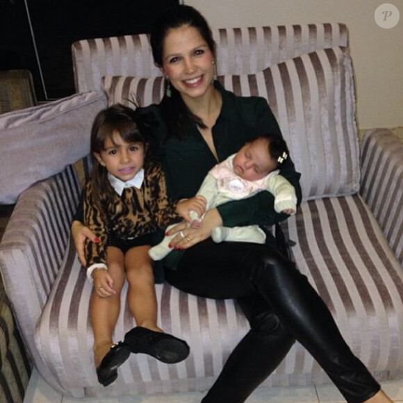 Renata, l'épouse de Mauricio 'Shogun' Rua, avec leurs filles Maria Eduarda et Yasmin, en mai 2014