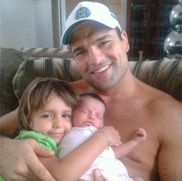 Mauricio 'Shogun' Rua, star de l'UFC, avec ses amours, ses filles Maria Eduarda (Dudinha) et Yasmin, le 10 mars 2014