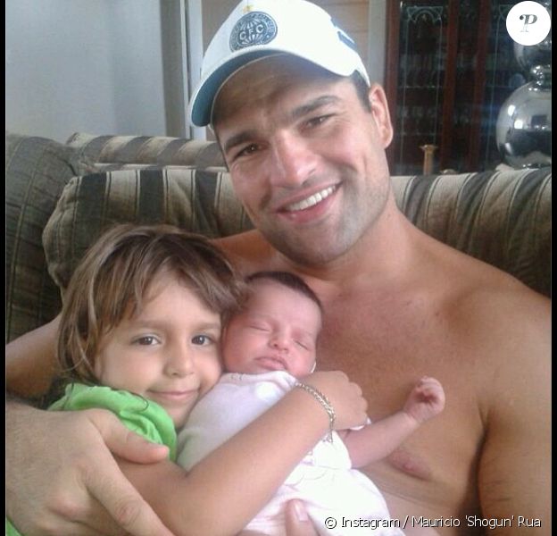 Mauricio 'Shogun' Rua, star de l'UFC, avec ses amours, ses filles Maria Eduarda (Dudinha) et Yasmin, le 10 mars 2014
