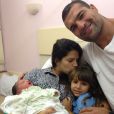Mauricio 'Shogun' Rua, star de l'UFC, avec son épouse Renata, leur bébé Yasmin et leur grande fille Maria Eduarda, le 27 février 2014