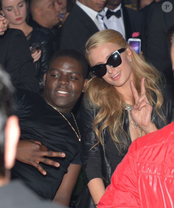 Paris Hilton prend des photos avec des fans, à Cannes, le jeudi 15 mai 2014.