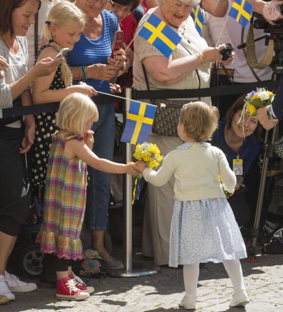La princesse Estelle de Suède, 2 ans, se rendait avec ses parents la princesse Victoria et le prince Daniel pour la première fois le 17 mai 2014 dans la province d'Östergötland, dont elle est duchesse, pour visiter le château de Linköping et inaugurer le Chemin des contes de fées qu'elle avait reçu en cadeau à l'occasion de son baptême en mai 2012