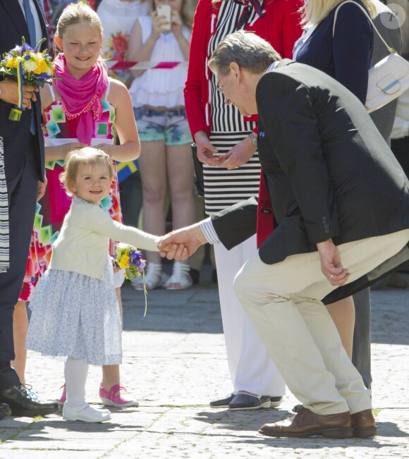 La princesse Estelle de Suède, 2 ans et pas peu fière d'elle, se rendait avec ses parents la princesse Victoria et le prince Daniel pour la première fois le 17 mai 2014 dans la province d'Östergötland, dont elle est duchesse, pour visiter le château de Linköping et inaugurer le Chemin des contes de fées qu'elle avait reçu en cadeau à l'occasion de son baptême en mai 2012