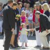 Quelle assurance dans la poignée de main ! La princesse Estelle de Suède, 2 ans, se rendait avec ses parents la princesse Victoria et le prince Daniel pour la première fois le 17 mai 2014 dans la province d'Östergötland, dont elle est duchesse, pour visiter le château de Linköping et inaugurer le Chemin des contes de fées qu'elle avait reçu en cadeau à l'occasion de son baptême en mai 2012
