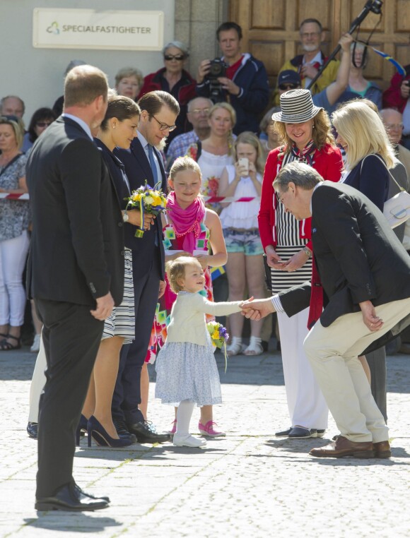 Quelle assurance dans la poignée de main ! La princesse Estelle de Suède, 2 ans, se rendait avec ses parents la princesse Victoria et le prince Daniel pour la première fois le 17 mai 2014 dans la province d'Östergötland, dont elle est duchesse, pour visiter le château de Linköping et inaugurer le Chemin des contes de fées qu'elle avait reçu en cadeau à l'occasion de son baptême en mai 2012