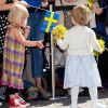 Qui veut des fleurs ? La princesse Estelle de Suède, qui a eu 2 ans en février, se déplaçait avec la princesse Victoria et le prince Daniel pour la première fois le 17 mai 2014 dans la province d'Östergötland, dont elle est duchesse, pour visiter le château de Linköping et inaugurer le Chemin des contes de fées qu'elle avait reçu en cadeau à l'occasion de son baptême en mai 2012