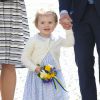La princesse Estelle de Suède, qui a eu 2 ans en février, allait avec la princesse Victoria et le prince Daniel pour la première fois le 17 mai 2014 dans la province d'Östergötland, dont elle est duchesse, pour visiter le château de Linköping et inaugurer le Chemin des contes de fées qu'elle avait reçu en cadeau à l'occasion de son baptême en mai 2012