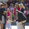 La princesse Estelle de Suède, qui a eu 2 ans en février, se déplaçait avec la princesse Victoria et le prince Daniel pour la première fois le 17 mai 2014 dans la province d'Östergötland, dont elle est duchesse, pour visiter le château de Linköping et inaugurer le Chemin des contes de fées qu'elle avait reçu en cadeau à l'occasion de son baptême en mai 2012