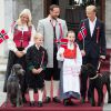 Le prince Haakon de Norvège, rattrapé en hauteur par son beau-fils Marius, et la princesse Mette-Marit sont apparus de bon matin le 17 mai 2014 devant leur résidence de Skaugum, à Oslo, avec leurs enfants Marius, la princesse Ingrid Alexandra et le prince Sverre Magnus, pour célébrer (comme toujours avec leur chienne Milly Kakao) la Fête nationale et le bicentenaire de la Constitution.