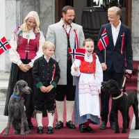 La famille royale de Norvège à la fête : Le beau Marius dépasse le prince Haakon