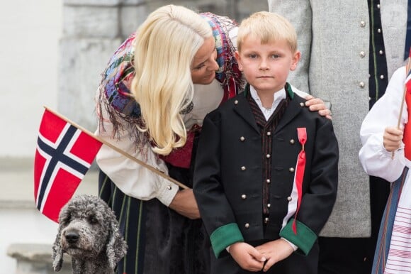 Le prince Haakon de Norvège et la princesse Mette-Marit de Norvège, attentionnée avec Sverre Magnus, sont apparus de bon matin le 17 mai 2014 devant leur résidence de Skaugum, à Oslo, avec leurs enfants Marius, la princesse Ingrid Alexandra et le prince Sverre Magnus, pour célébrer (comme toujours avec leur chienne Milly Kakao) la Fête nationale et le bicentenaire de la Constitution.