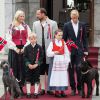 Le prince Haakon de Norvège et la princesse Mette-Marit de Norvège sont apparus de bon matin le 17 mai 2014 devant leur résidence de Skaugum, à Oslo, avec leurs enfants Marius, la princesse Ingrid Alexandra et le prince Sverre Magnus, pour célébrer (comme toujours avec leur chienne Milly Kakao) la Fête nationale et le bicentenaire de la Constitution.