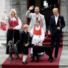 Le prince Haakon de Norvège et la princesse Mette-Marit de Norvège sont apparus de bon matin le 17 mai 2014 devant leur résidence de Skaugum, à Oslo, avec leurs enfants Marius, la princesse Ingrid Alexandra et le prince Sverre Magnus, pour célébrer (comme toujours avec leur chienne Milly Kakao) la Fête nationale et le bicentenaire de la Constitution.