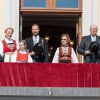 Le prince Sverre Magnus, la princesse Mette-Marit, la princesse Ingrid Alexandra, le prince Haakon, la reine Sonja et le roi Harald V de Norvège au balcon du palais royal, à Oslo, le 17 mai 2014 pour la parade de la Fête nationale, marquant cette année le bicentenaire de la Constitution