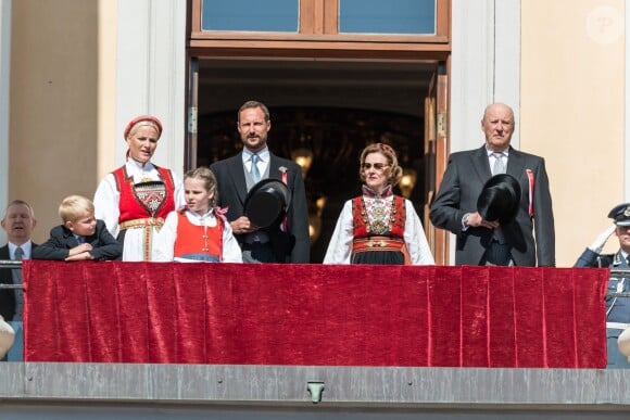 Le prince Sverre Magnus, la princesse Mette-Marit, la princesse Ingrid Alexandra, le prince Haakon, la reine Sonja et le roi Harald V de Norvège au balcon du palais royal, à Oslo, le 17 mai 2014 pour la parade de la Fête nationale, marquant cette année le bicentenaire de la Constitution