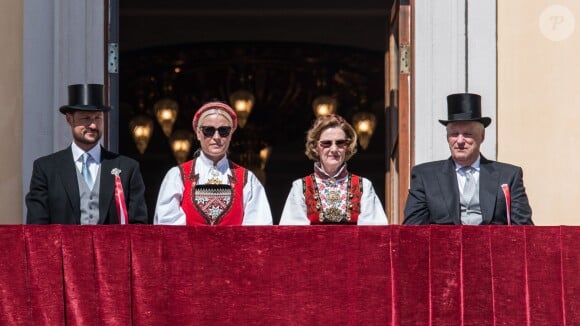 Le prince Haakon, la princesse Mette-Marit, la reine Sonja et le roi Harald V de Norvège au balcon du palais royal, à Oslo, le 17 mai 2014 pour la parade de la Fête nationale, marquant cette année le bicentenaire de la Constitution